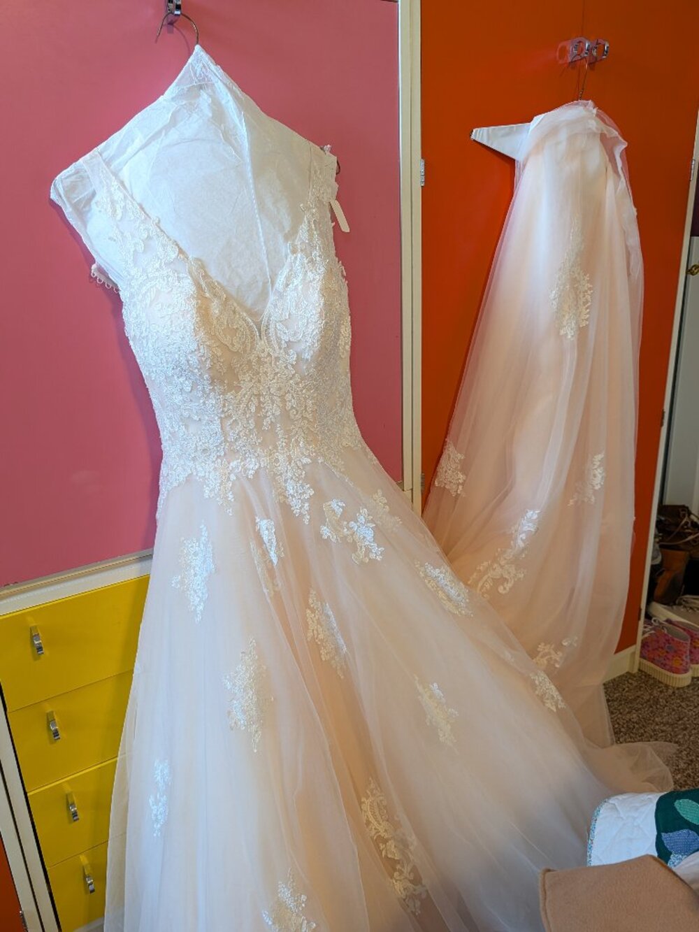 Alfred Angelo Style 2577 Ivory Blush Lace A-Line Wedding Dress Size 4